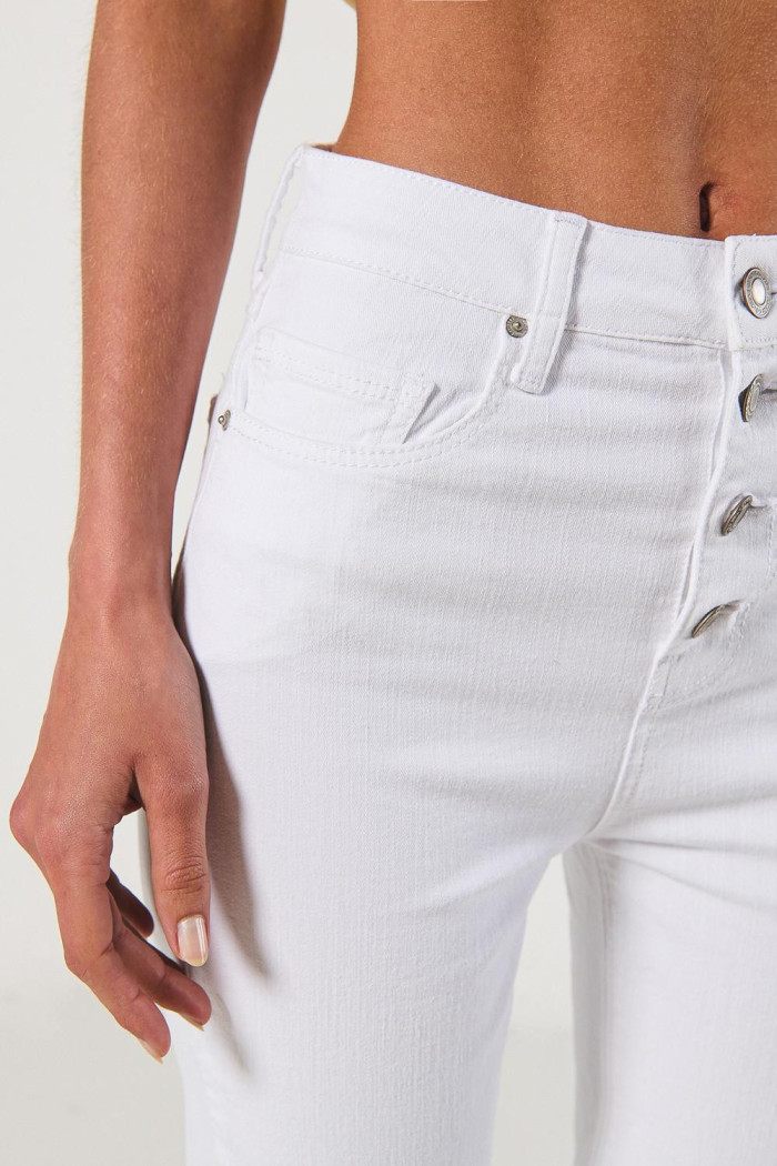 Jean blanco jegging con botones visibles y tiro súper alto